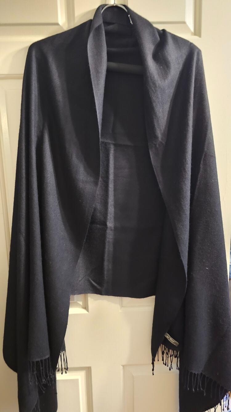 NWOT J Raani Pashmina and Silk OS Wrap or Shawl Fringed Edges 35 in x 80 in